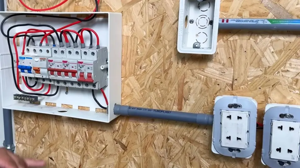 Aula prática de montagem de quadro elétrico e tomadas