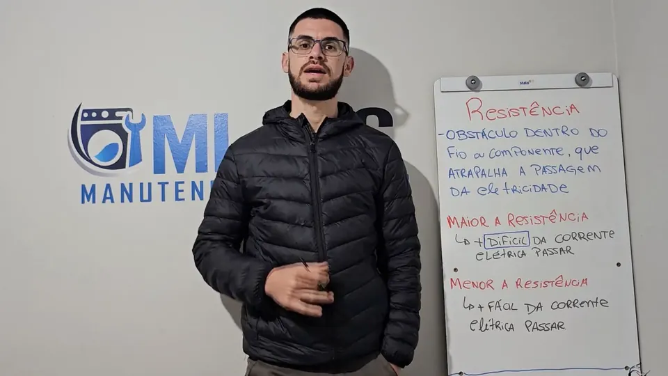 Instrutor explicando resistência elétrica durante uma aula