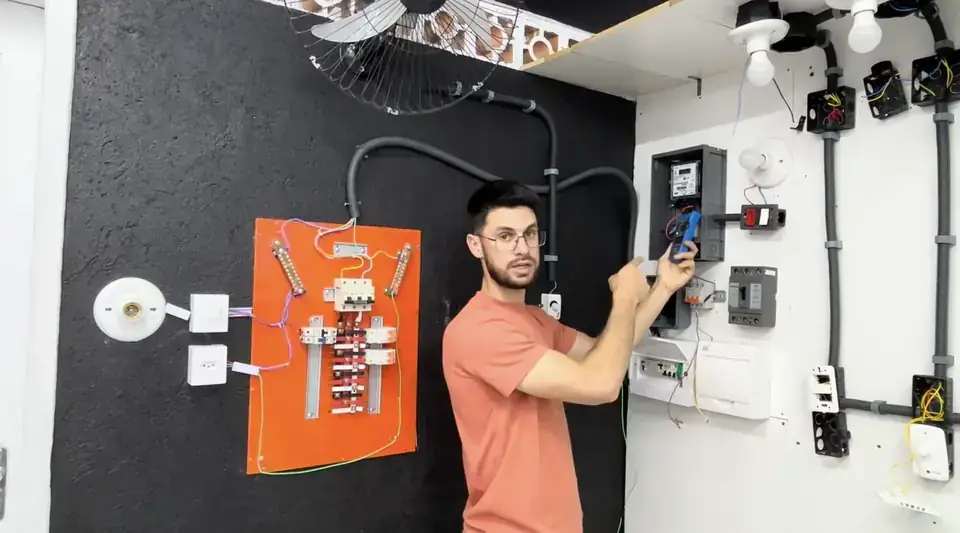 Aula prática com alicate amperímetro e quadro elétrico