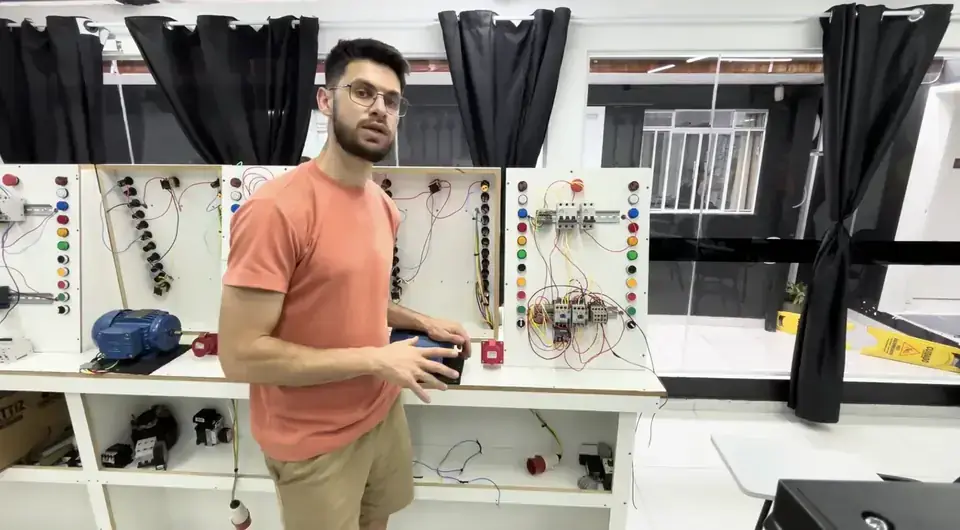 Aula prática em bancada de comandos elétricos